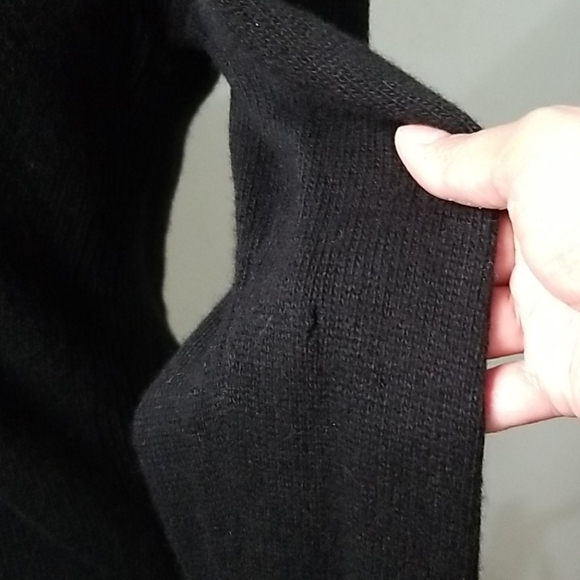 BANANA REPUBLIC ITALIAN YARN V-NECK SWEATER - Picture 7 of 11